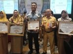 Penyerahan penghargaan dari BKKBN diterima Bupati Asgianto diwakili Wabup Iwan Tuaji yang diberikan Gubernur Sumatera Selatan