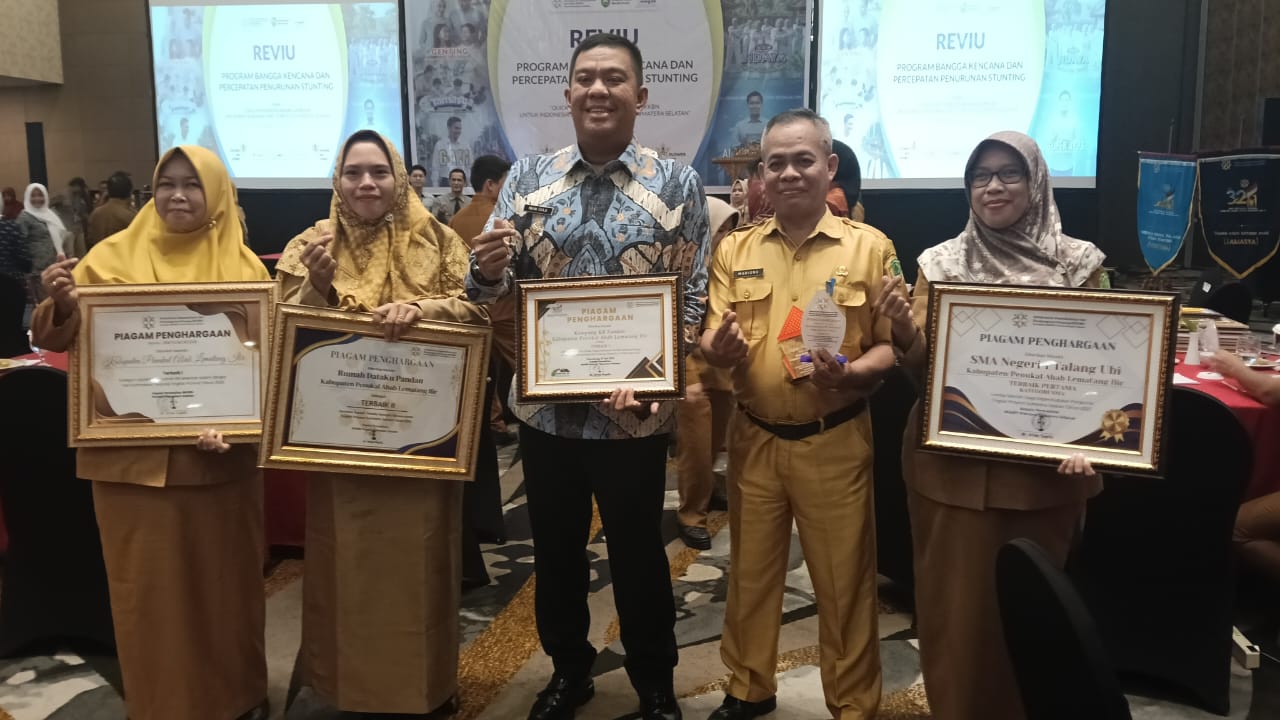 Penyerahan penghargaan dari BKKBN diterima Bupati Asgianto diwakili Wabup Iwan Tuaji yang diberikan Gubernur Sumatera Selatan