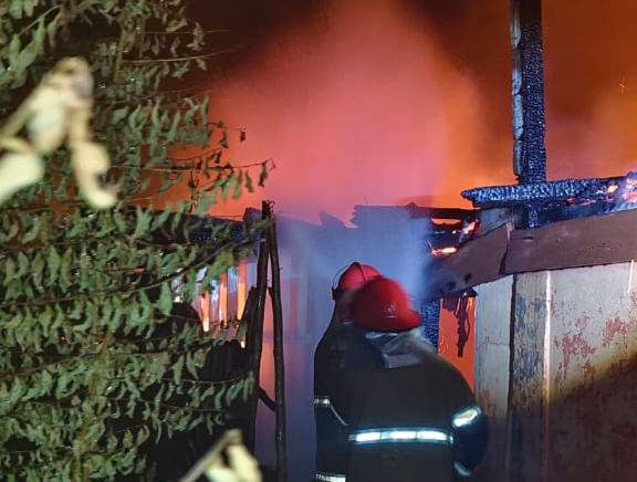 Kebakaran hebat terjadi di Desa Selawi Dusun 1, Kabupaten Lahat pada Sabtu dini hari sekitar pukul 01.40 WIB.