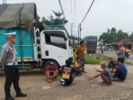Foto sesaat mobil truk diduga setelah fipecahkan kaca oleh anggota polres pali