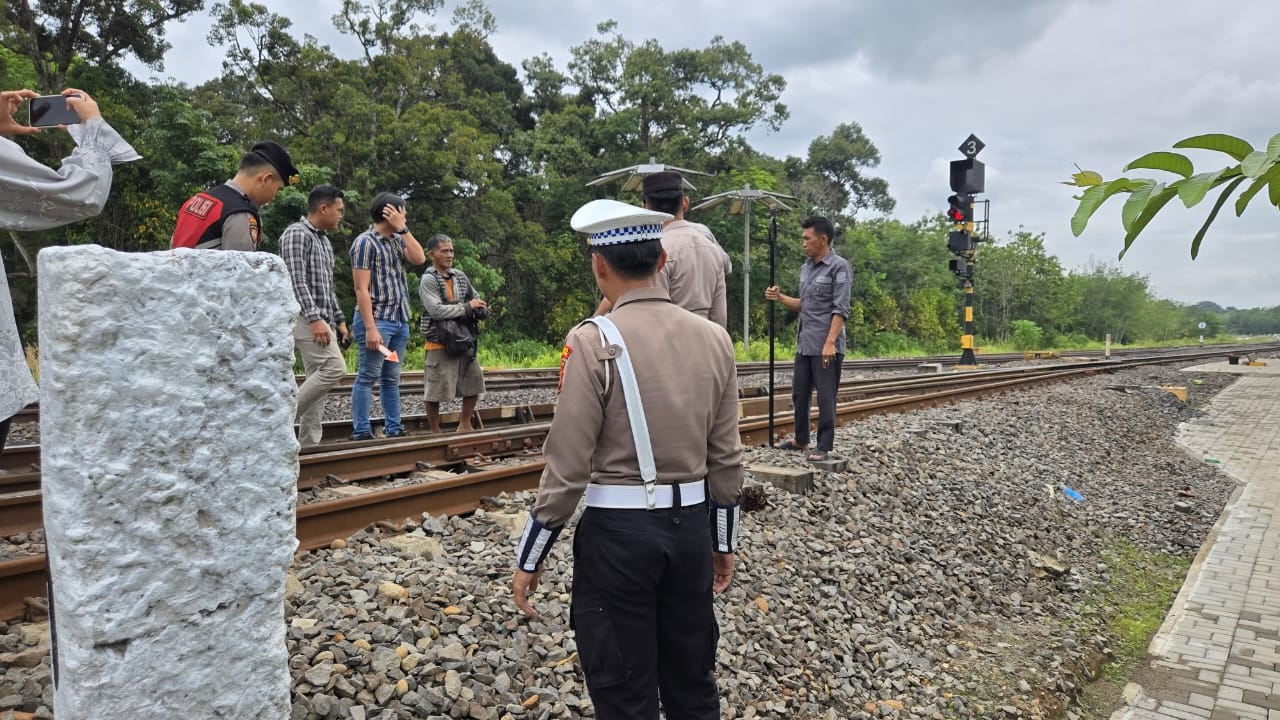 Suasana evakuasi IRT yang disenggol kereta Babaranjang di Desa Tanjung Raman, Muara Enim, Kamis 2 Oktober 2025.