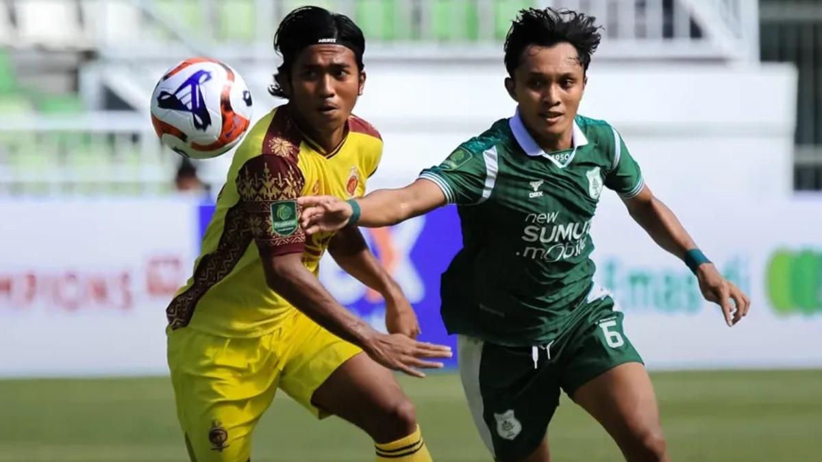 Aksi pemain Sriwijaya FC saat mencoba menahan gempuran PSMS Medan di Stadion Utama Sumatera Utara, Sabtu 4 Oktober 2025.