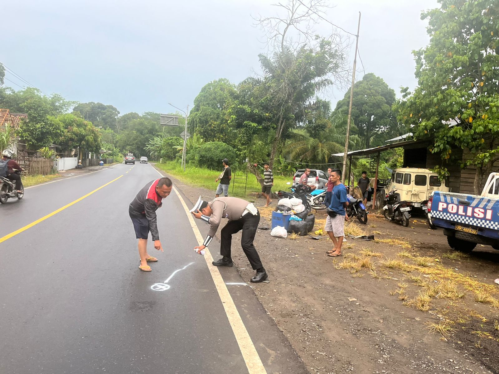 Petugas Satlantas Polres Muara Enim melakukan olah TKP kecelakaan maut di Jalan Lintas Muara Enim–Prabumulih, Desa Muara Gula Baru, Senin 6 Oktober 2025.