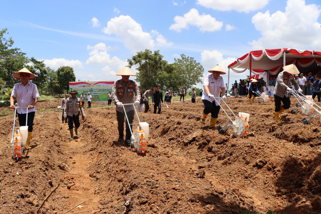 Wakil Presiden RI Gibran Rakabuming Raka bersama Kapolri Jenderal Listyo Sigit Prabowo membuka Gerakan Nasional Penanaman Jagung Serentak Tahun 2025 yang dipusatkan di Provinsi Banten.