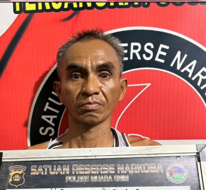 Suherman (47), warga Dusun IV Desa Ujan Mas Lama, Kecamatan Ujan Mas, Kabupaten Muara Enim, ditangkap aparat kepolisian karena diduga kuat mengedarkan narkotika jenis sabu-sabu.