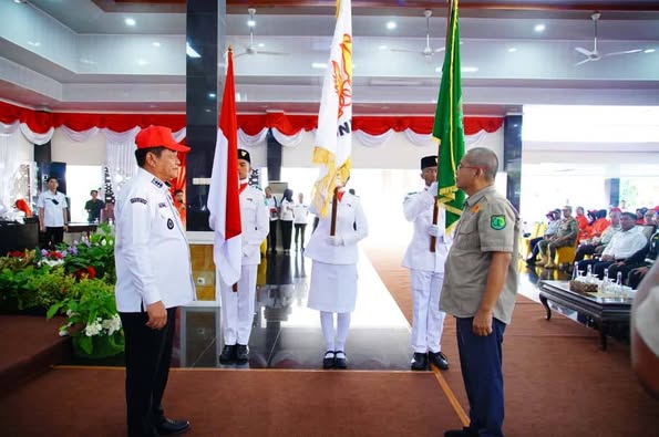 Bupati Musi Banyuasin H. M. Toha Tohet, SH, bersama Wakil Bupati Kyai Rohman mengukuhkan dan melepas Kontingen Muba menuju Porprov Sumsel XV di Pendopoan Griya Bumi Serasan Sekate, Sekayu, Rabu (15/10/2025).