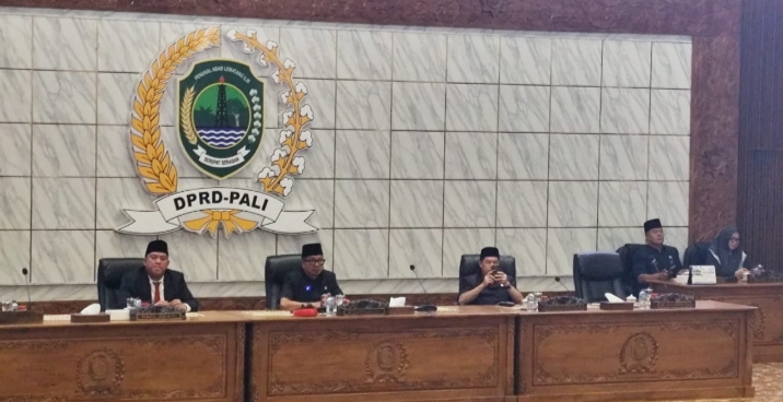 Ketua DPRD PALI, H. Ubaidillah, S.H., memimpin Rapat Paripurna ke-14 Tahun 2025 di Ruang Paripurna DPRD PALI, Talang Karangan, Senin (3/11/2025).