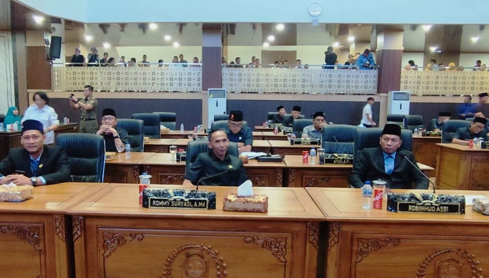 Wakil Bupati PALI Iwan Tuaji, S.H., saat menyampaikan jawaban eksekutif atas pandangan umum fraksi-fraksi DPRD dalam Rapat Paripurna ke-14 di Gedung DPRD PALI.