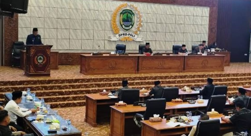 Suasana Rapat Paripurna ke-14 DPRD PALI saat Wabup Iwan Tuaji memaparkan jawaban pemerintah daerah terkait Raperda APBD Tahun Anggaran 2026.