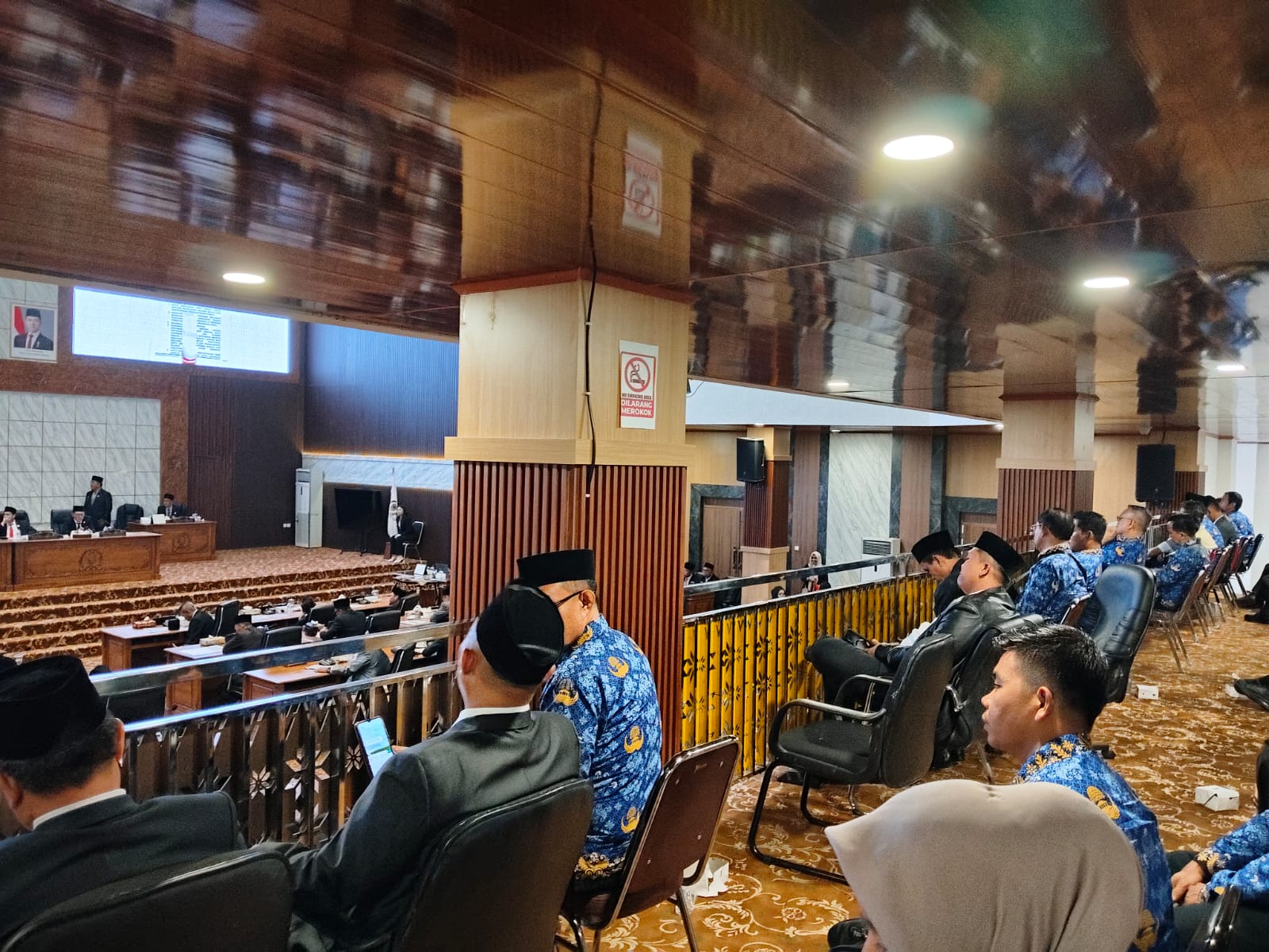 Pimpinan dan anggota DPRD PALI saat mengikuti Rapat Paripurna ke-14 di Gedung DPRD PALI, Senin (17/11/2025).