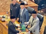 Ketua DPRD PALI H. Ubaidillah bersama unsur pimpinan memimpin jalannya Rapat Paripurna ke-14 yang dihadiri lengkap seluruh anggota dewan. Ketua DPRD PALI H. Ubaidillah bersama unsur pimpinan memimpin jalannya Rapat Paripurna ke-14 yang dihadiri lengkap seluruh anggota dewan.