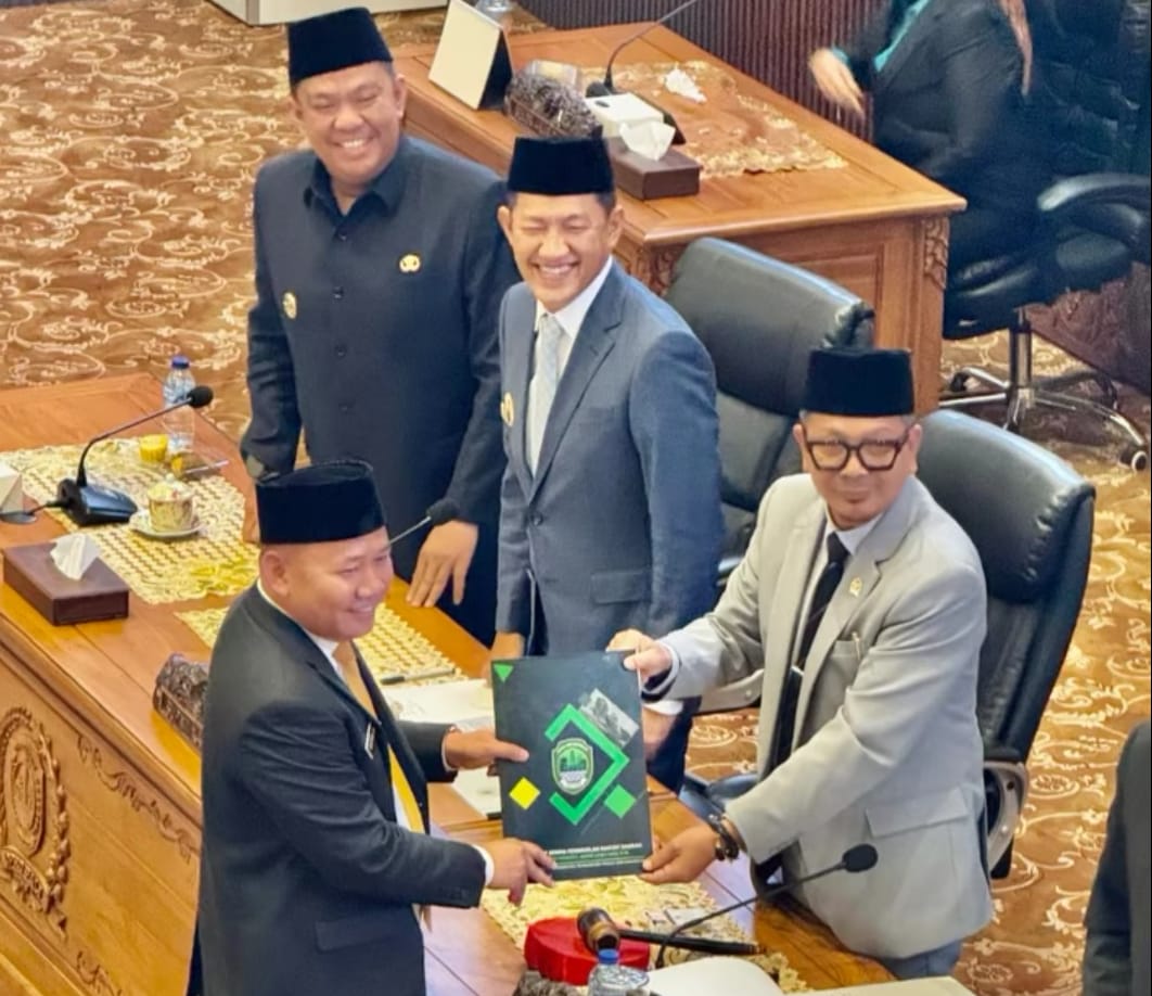 Ketua DPRD PALI H. Ubaidillah bersama unsur pimpinan memimpin jalannya Rapat Paripurna ke-14 yang dihadiri lengkap seluruh anggota dewan.