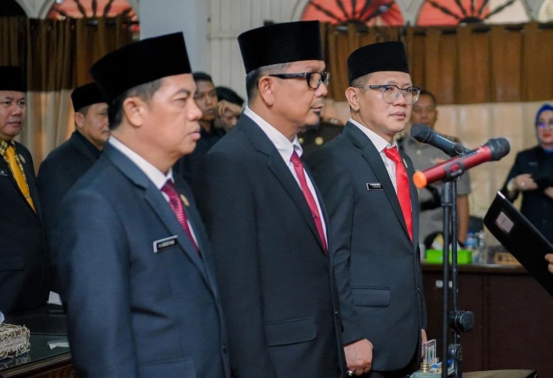 Momentum Hari Guru Nasional, DPRD Kabupaten PALI memberikan penghargaan dan penghormatan kepada seluruh tenaga pendidik.