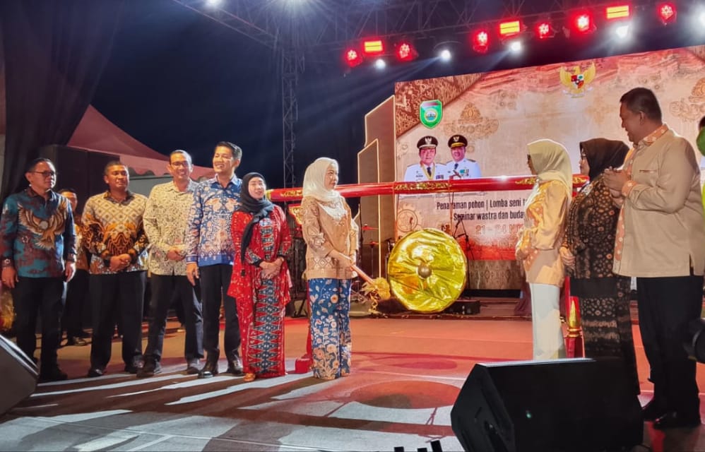 Suasana meriah Festival Candi Bumi Ayu 2025 yang digelar di Talang Ubi dan Tanah Abang, PALI, menjadi ruang kreativitas bagi pelaku UMKM lokal.