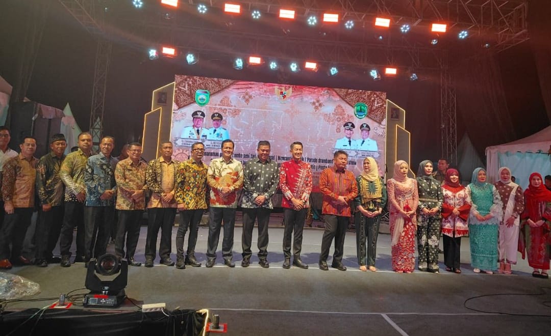 Wakil Ketua DPRD PALI Firdaus Hasbulah SH MH mengajak masyarakat mendukung UMKM lokal saat meninjau persiapan festival.