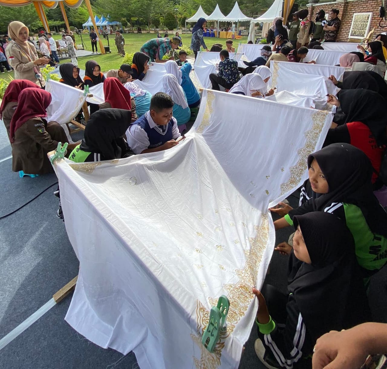 Pelaku UMKM Kabupaten PALI memamerkan produk lokal pada Festival Candi Bumi Ayu sebagai upaya meningkatkan perekonomian masyarakat.