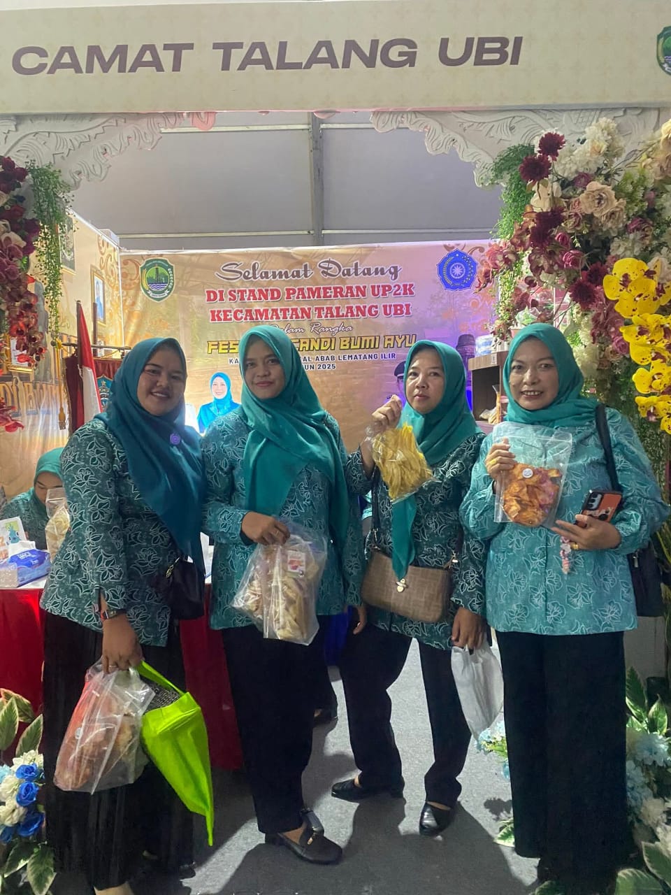 Pelaku UMKM Kabupaten PALI memamerkan produk lokal pada Festival Candi Bumi Ayu sebagai upaya meningkatkan perekonomian masyarakat.