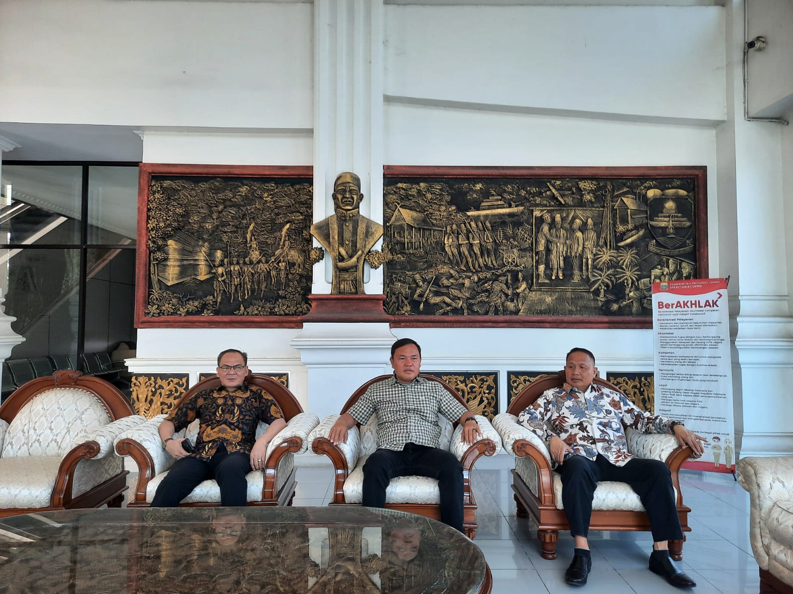 Momen kunjungan kerja DPRD PALI ke DPRD Muaro Jambi dalam rangka penguatan fungsi legislasi dan pengawasan lingkungan.