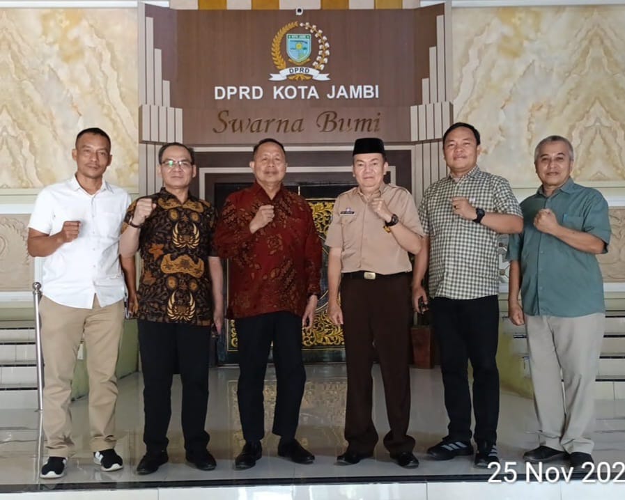 Anggota Komisi II DPRD Kabupaten PALI saat melakukan kunjungan kerja ke DPRD Provinsi Jambi terkait pembahasan isu pencemaran lingkungan.