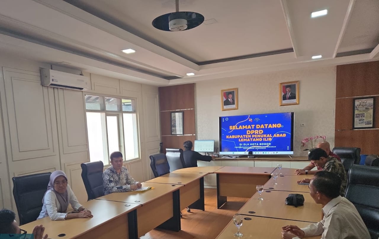 Ketua Komisi II DPRD PALI Romi Suryadi AMd bersama anggota komisi berdiskusi dengan jajaran DLH Kota Bogor terkait strategi kebersihan kota.