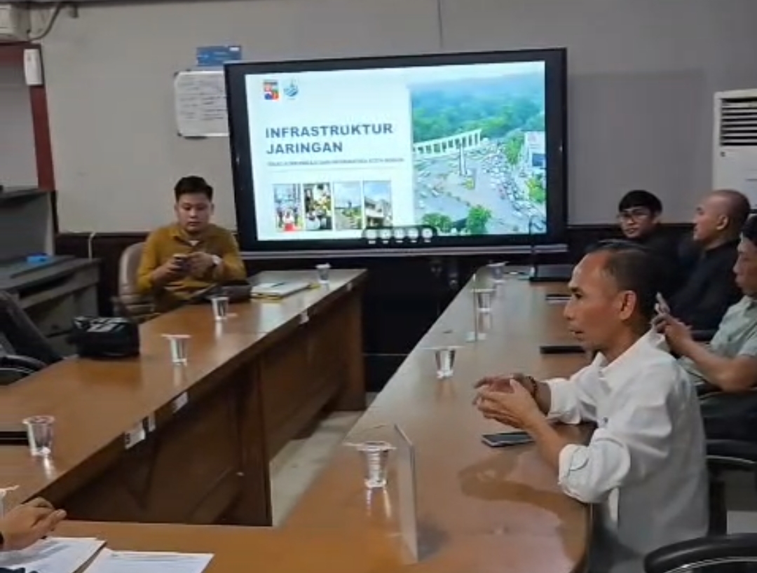 Ketua Komisi II DPRD PALI Romi Suryadi AMd bersama jajaran saat melakukan kunjungan kerja ke Diskominfo Kota Bogor untuk membahas solusi penanganan blank spot.