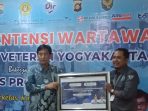 Penyerahan pigura simbolis dukungan Program TJSL dari PT Tirta Sriwijaya Maju kepada DPD PJS Sumsel sebagai bentuk komitmen peningkatan kompetensi wartawan, Jumat (28/11/2025).