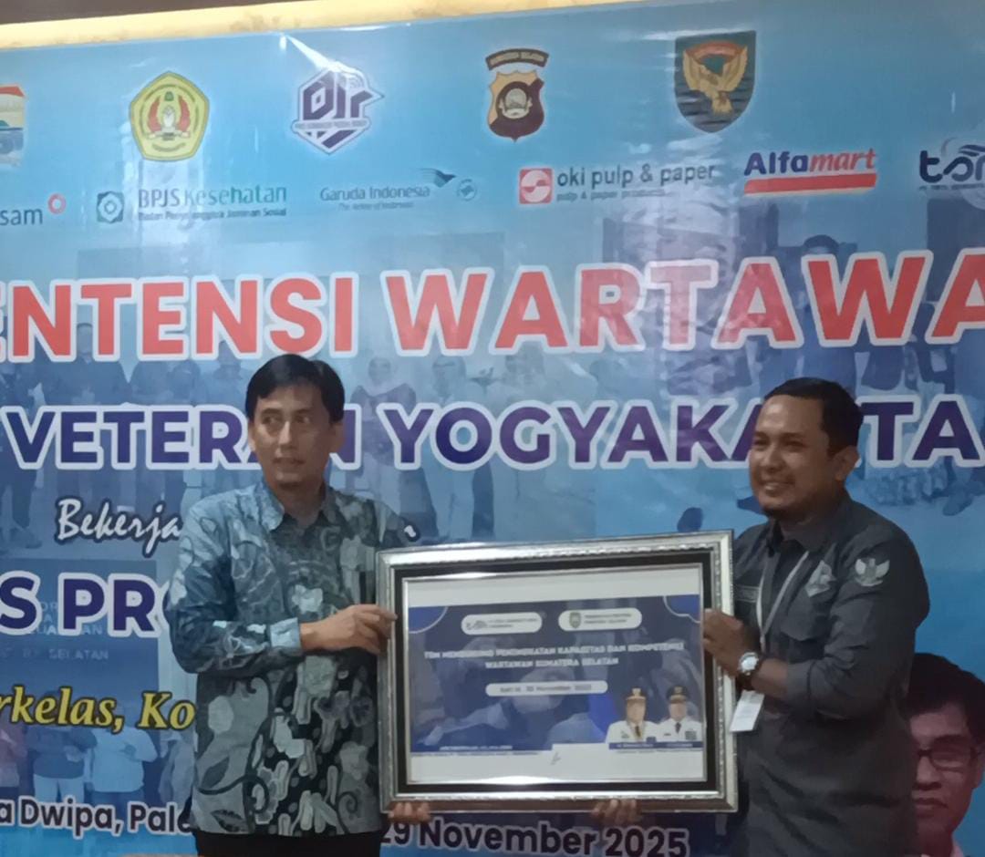 Penyerahan pigura simbolis dukungan Program TJSL dari PT Tirta Sriwijaya Maju kepada DPD PJS Sumsel sebagai bentuk komitmen peningkatan kompetensi wartawan, Jumat (28/11/2025).