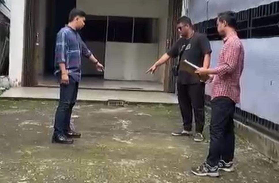 Pemilik warung Bakso Meletup, M Zakharia (39), menunjukkan lokasi parkir tempat mobil pikap GranMax miliknya hilang dicuri di kawasan Simpang Dogan Sako, Palembang.