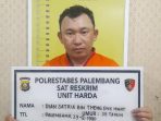 Tersangka DS (35) saat diamankan tim gabungan Sat Reskrim Polrestabes Palembang dan Subdit 3 Jatanras Ditreskrimum Polda Sumsel usai penangkapan di Bandung.