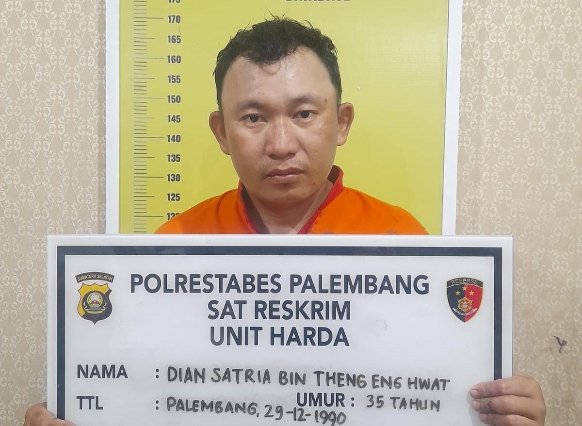 Tersangka DS (35) saat diamankan tim gabungan Sat Reskrim Polrestabes Palembang dan Subdit 3 Jatanras Ditreskrimum Polda Sumsel usai penangkapan di Bandung.