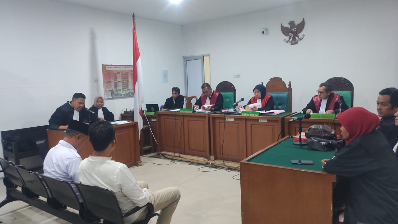 Aksi nekat Bobby Asia dan Edwin Firdaus, yang menyamar sebagai jaksa gadungan demi memuluskan praktik pemerasan akhirnya berujung ke meja hijau. 