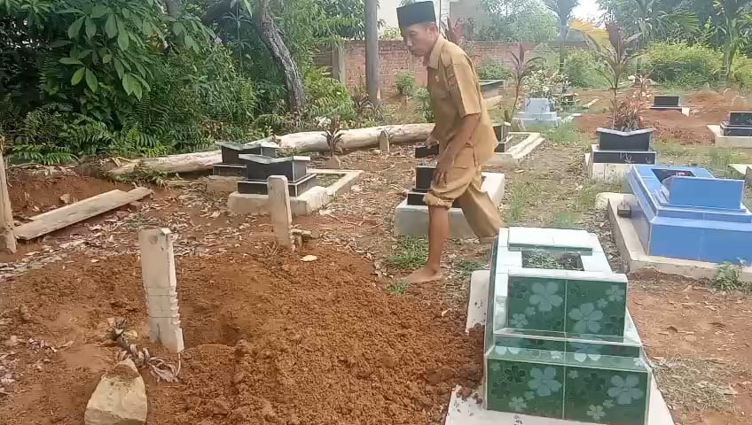 Kondisi salah satu makam yang dibongkar orang tak dikenal di Tugumulyo. Polisi masih menyelidiki motif di balik aksi misterius tersebut.