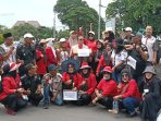 Para relawan dari lima ormas di Palembang turun ke jalan menggalang dana untuk korban bencana Sumatera, Kamis (10/12).