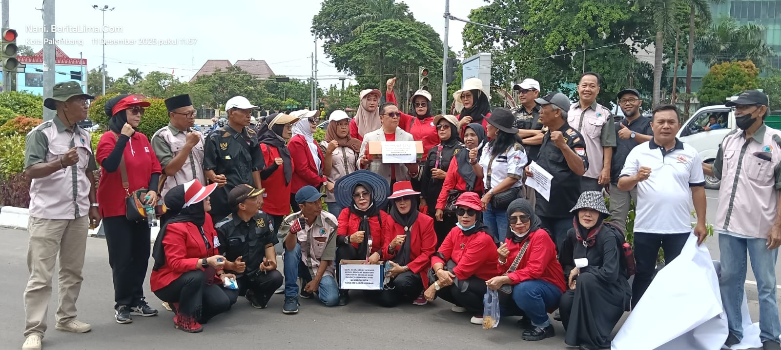Para relawan dari lima ormas di Palembang turun ke jalan menggalang dana untuk korban bencana Sumatera, Kamis (10/12).