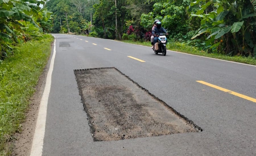 TAMBAL SULAM, Nampak tambal sulam di Jalinteng Sekayu - Betung yang mengabaikan keselamatan pengendara (Foto Boim)