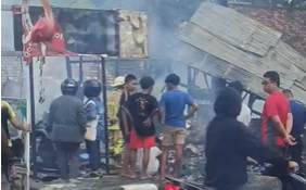 Kebakaran hebat melanda deretan kios Koperasi milik Kodam II Sriwijaya yang berada di kawasan Asrama Zidam, Jalan Talang Kerangga, Kelurahan Talang Semut, Kecamatan Bukit Kecil, Palembang, Selasa 16 Desember 2025 sekitar pukul 14.30 WIB.