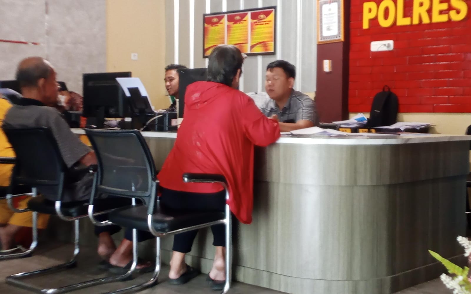 Hartono Gurmanzah (69), warga Jalan Depaten Baru Ilir Barat II Palembang, saat melapor ke Polrestabes Palembang terkait hilangnya uang deposito miliknya yang diduga ditransfer ke rekening orang lain, Rabu (3/12/2025).