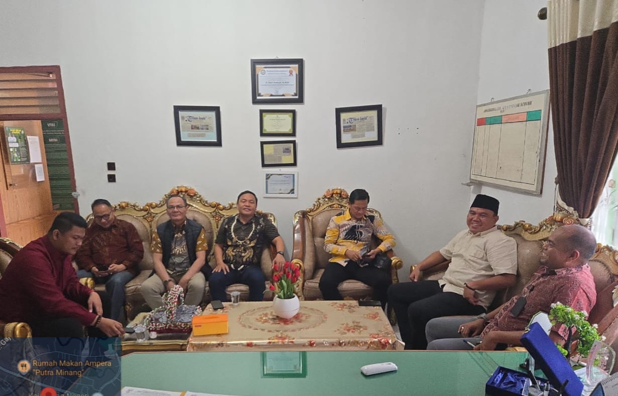 Anggota Komisi II DPRD PALI berdiskusi dengan jajaran Diskominfo Batanghari terkait penanganan blank spot dan pemerataan jaringan komunikasi.