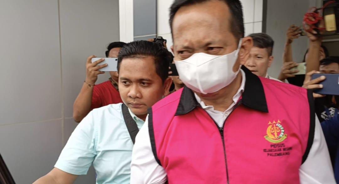 Tersangka Agus Rizal dan Dedi Tri Wahyudi digiring menuju Rutan Kelas I A Khusus Palembang untuk menjalani penahanan 20 hari ke depan.