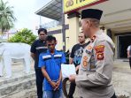 Petugas Polsek Ilir Barat II mengamankan Repi Pradika (29), pelaku percobaan perampasan motor yang sempat dihajar massa di lokasi kejadian, Jalan Sultan Mansyur, Kelurahan 32 Ilir, Palembang, Jumat (5/12/2025).