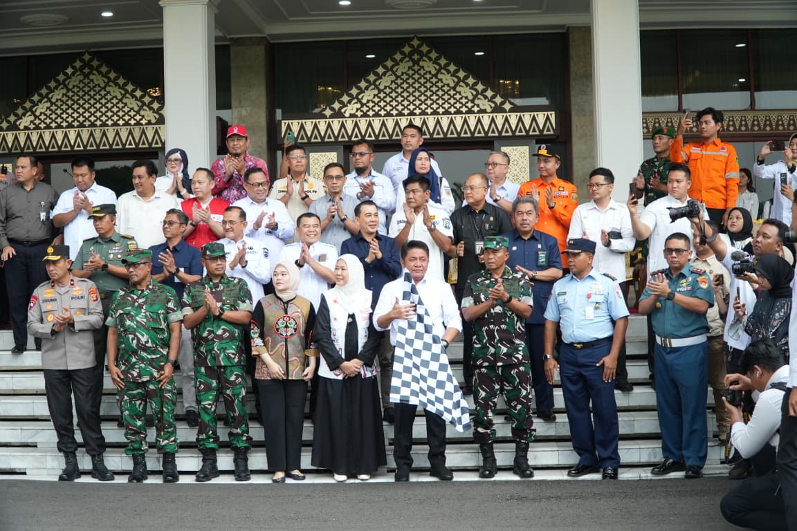 Gubernur Sumatera Selatan bersama jajaran Bank Sumsel Babel secara simbolis melepas bantuan kemanusiaan untuk korban banjir di Aceh, Sumatera Utara dan Sumatera Barat pada acara pelepasan di Griya Agung Palembang, Rabu (3/12/2025).