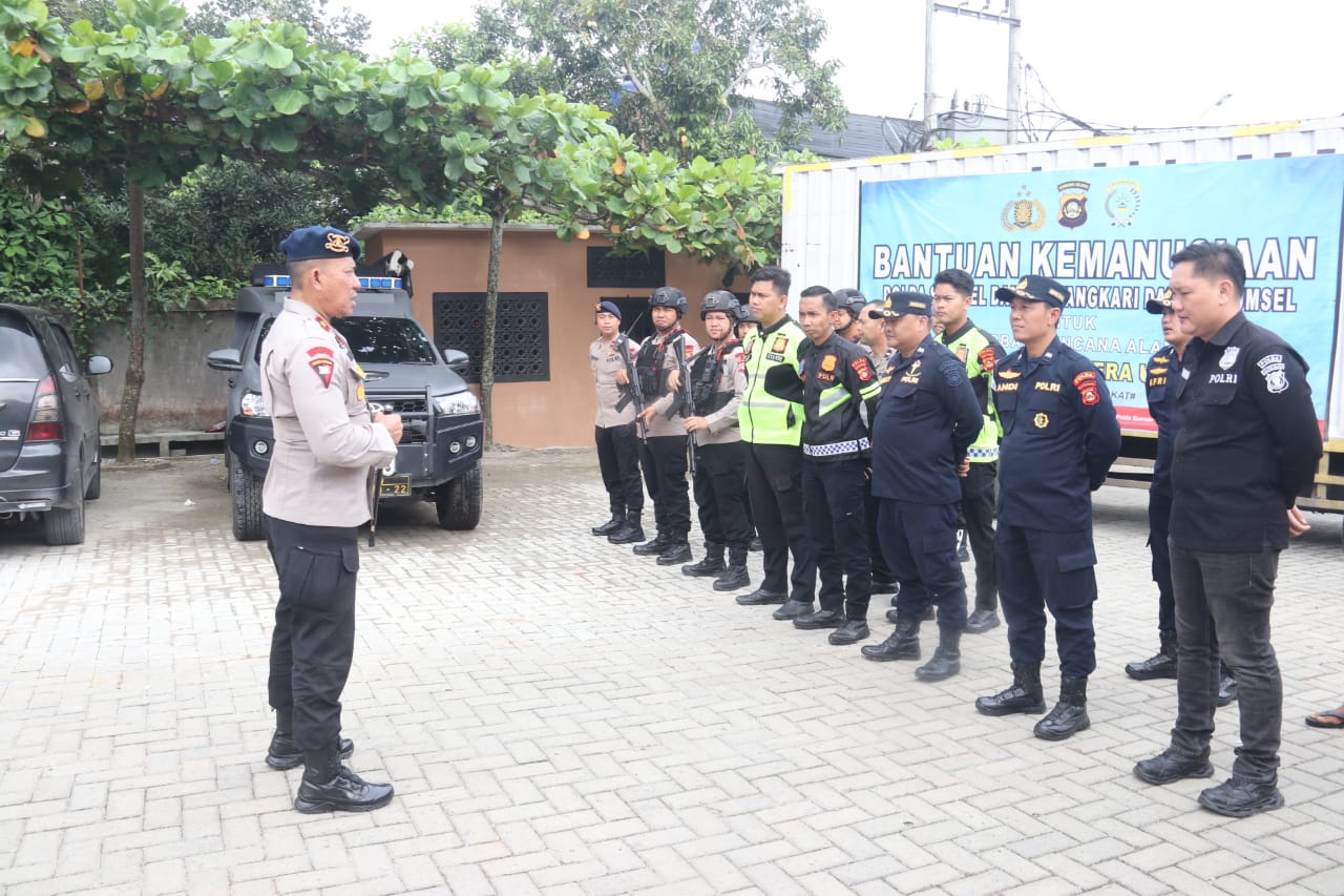 Personel Satgas Kemanusiaan Polda Sumsel mengikuti apel pengecekan sebelum melanjutkan pengawalan logistik bantuan di Kota Pinang, Labuhan Batu, Sabtu (06/12/2025).