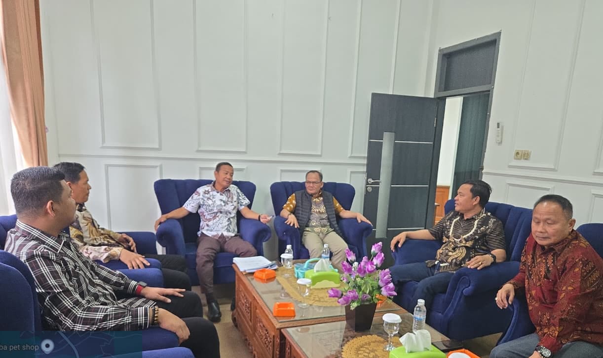 Wakil Ketua Komisi II DPRD PALI Rio Malan SE bersama anggota fraksi lintas partai berdiskusi dengan jajaran DPRD Batanghari terkait program prioritas 2026.