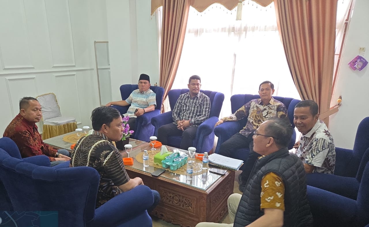 Anggota Komisi II DPRD PALI H Darmadi Suhaimi SH saat menyampaikan tujuan kunjungan dan pentingnya evaluasi program 2026.