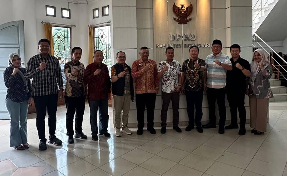 Rombongan Komisi II DPRD Kabupaten PALI saat melakukan kunjungan kerja ke DPRD Kabupaten Batanghari, Provinsi Jambi, menjelang penyusunan program tahun 2026.