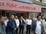 Ratusan massa dari gabungan berbagai Ormas melakukan aksi demonstrasi di depan Kampus Politeknik Negeri Sriwijaya (Polsri) Palembang, Senin (8/12/2025), menuntut audit investigatif dan pencopotan Direktur Polsri.