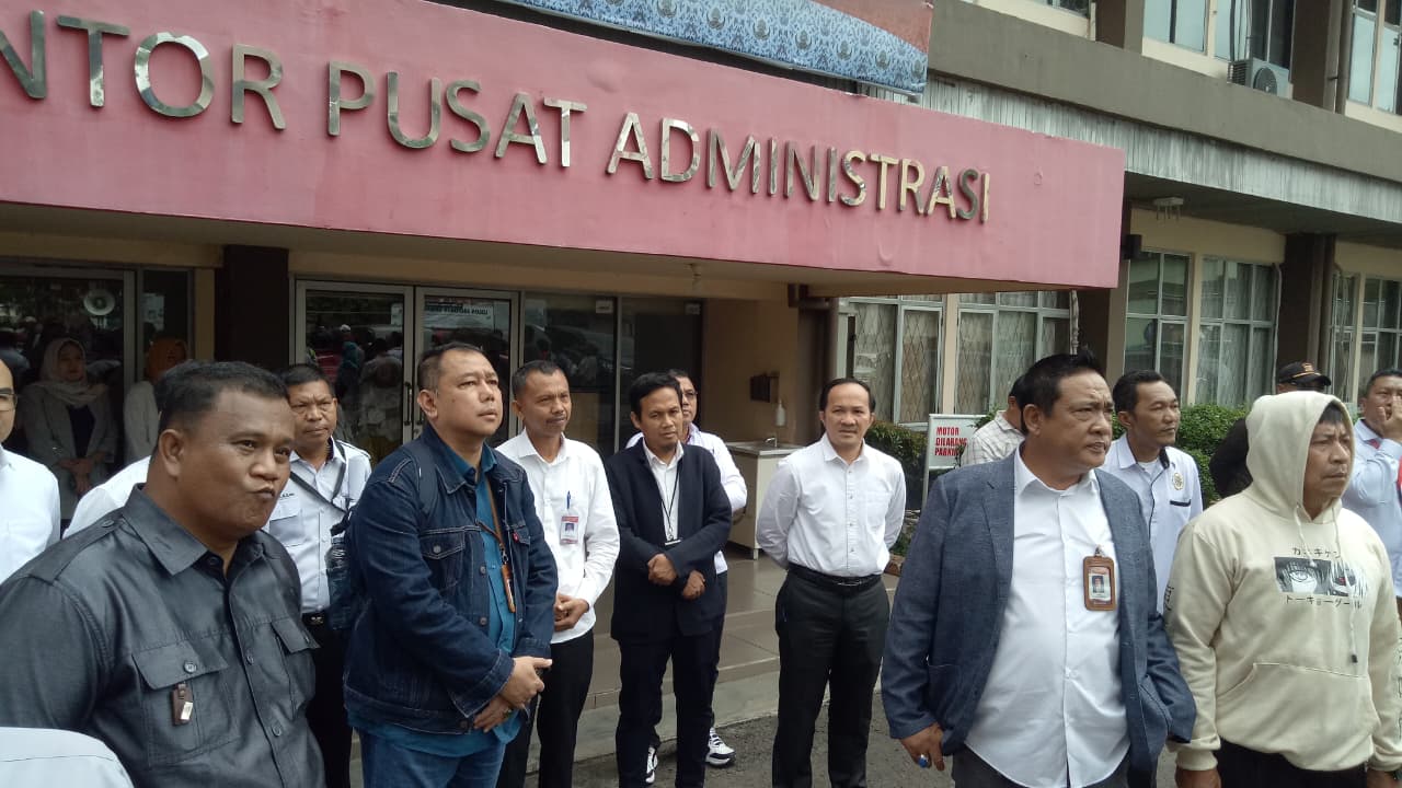 Ratusan massa dari gabungan berbagai Ormas melakukan aksi demonstrasi di depan Kampus Politeknik Negeri Sriwijaya (Polsri) Palembang, Senin (8/12/2025), menuntut audit investigatif dan pencopotan Direktur Polsri.