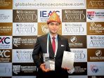 H. Andarusni Alfansyur, guru MAN 3 Palembang, menerima penghargaan Teacher of the Year – High School 2025 pada ajang Global Education Conclave di Hotel Amari, Bangkok, Thailand.