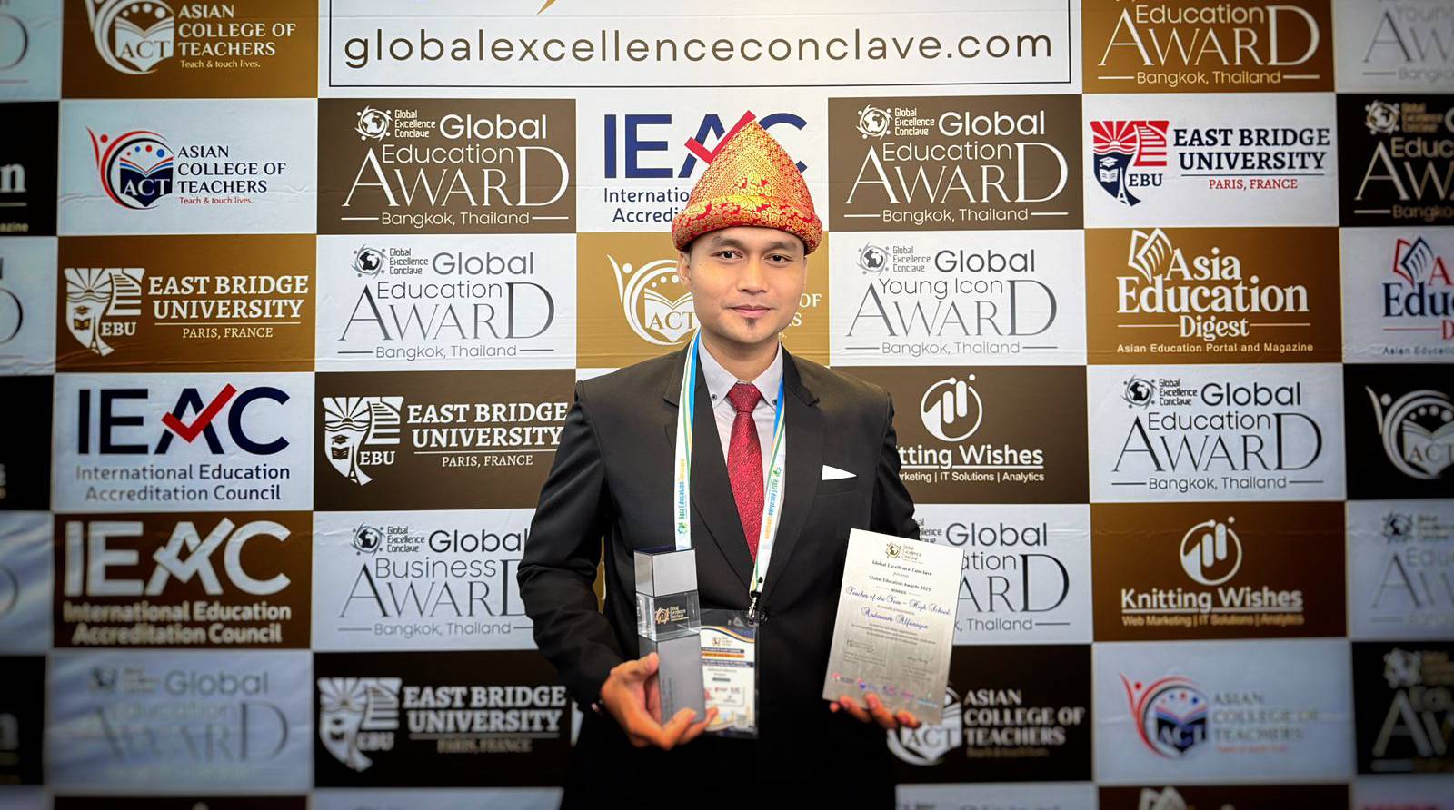 H. Andarusni Alfansyur, guru MAN 3 Palembang, menerima penghargaan Teacher of the Year – High School 2025 pada ajang Global Education Conclave di Hotel Amari, Bangkok, Thailand.