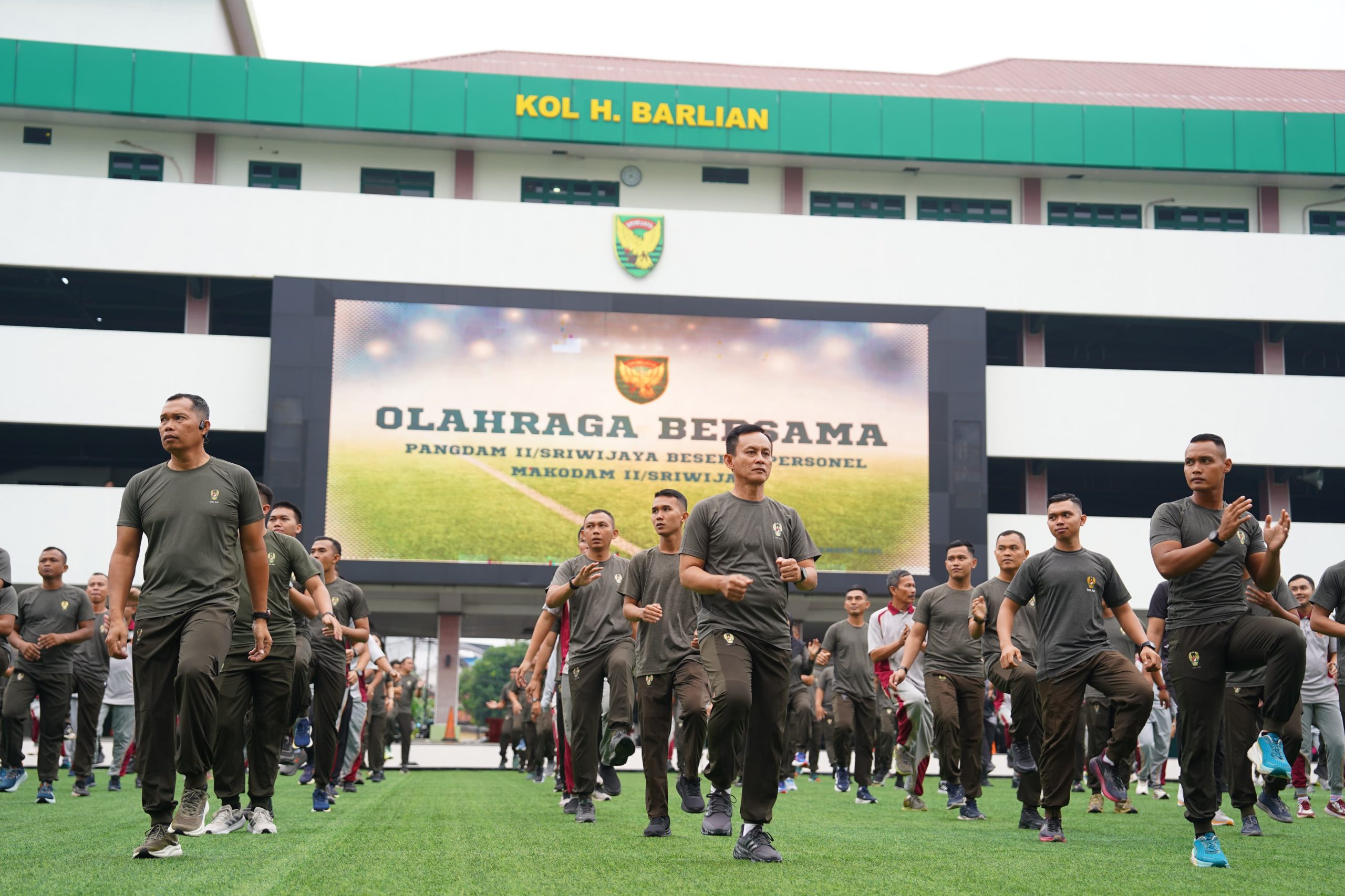 Panglima Kodam II/Sriwijaya Mayjen TNI Ujang Darwis, M.D.A., memimpin kegiatan olahraga bersama Prajurit dan PNS Makodam II/Sriwijaya yang digelar di Lapangan Apel Makodam II/Sriwijaya pada Selasa (09/12/2025).